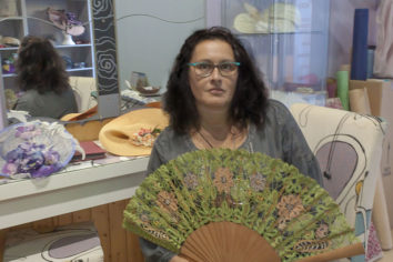 Esther Vicente, creativa de Artesviro, escuela y tienda de tocados y bolillos en Zaragoza